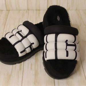 UGG PUFF YEAH BLACK AND WHITE SLIPPER